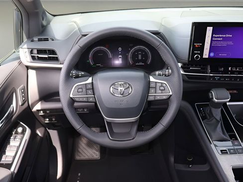 Used 2025 Toyota Sienna Limited FWD image 15