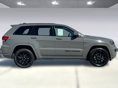 Used 2021 Jeep Grand Cherokee Laredo X image 2