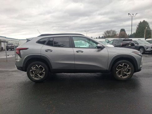 Certified 2025 Chevrolet Trax LT w/ LT Convenience Package image 2