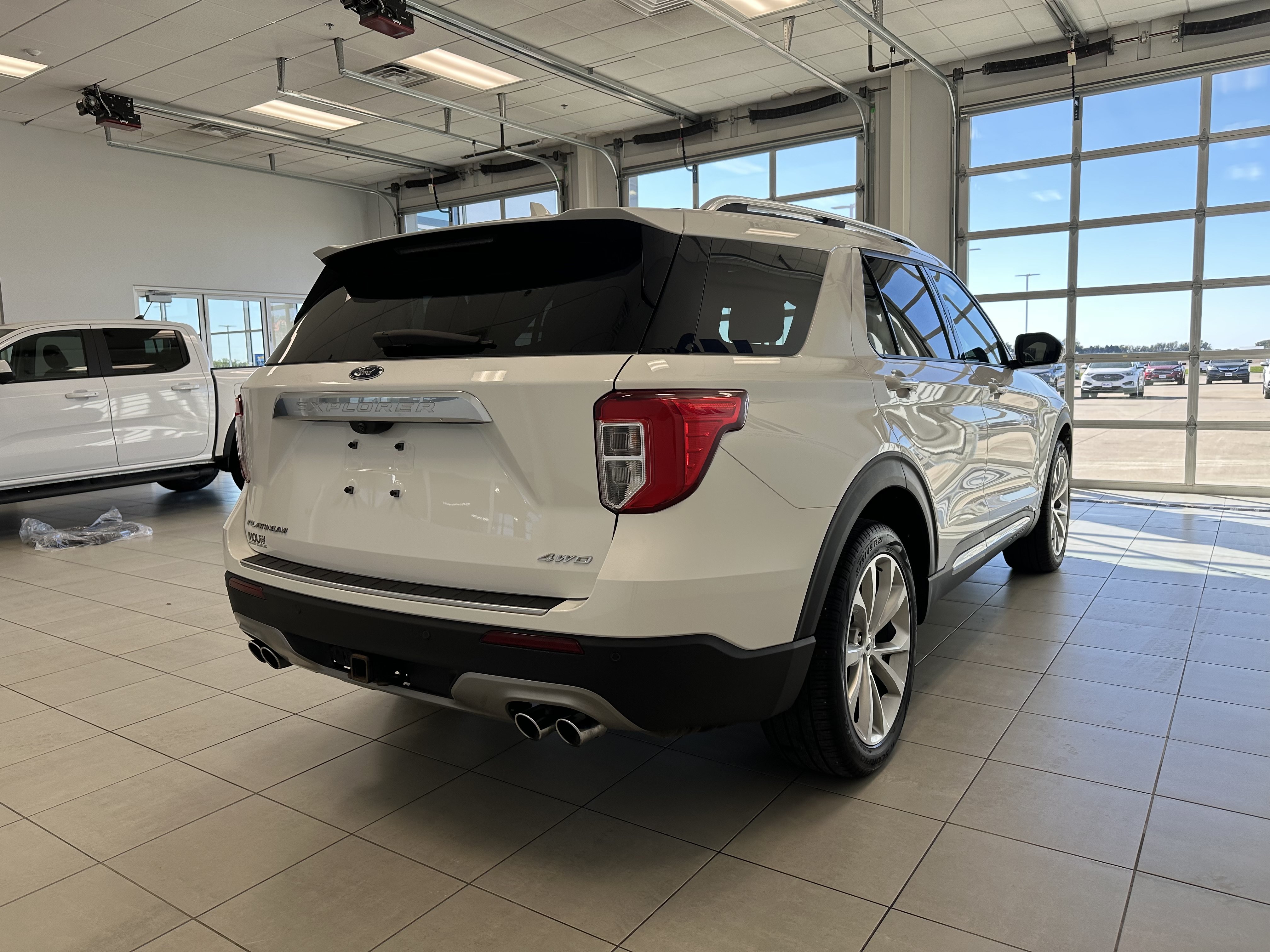 Used 2023 Ford Explorer Platinum w/ Technology Package AWD/4WD image 5