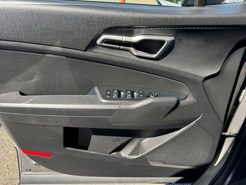 Used 2025 Kia Sportage LX image 18