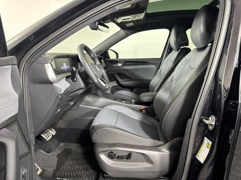 Certified 2025 Volkswagen Tiguan SE R-Line AWD/4WD image 11