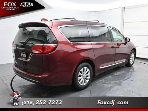 Used 2018 Chrysler Pacifica Touring-L image 13