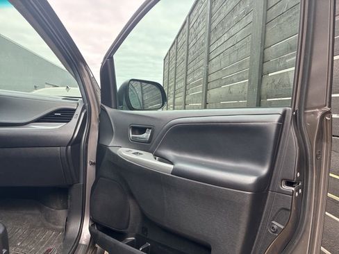 Used 2017 Toyota Sienna SE w/ SE Preferred Package image 8