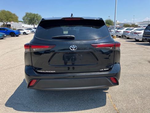 Used 2024 Toyota Highlander LE AWD/4WD image 5