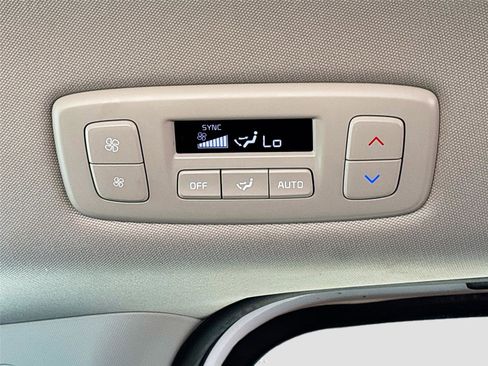 Used 2025 Kia Carnival FWD image 26