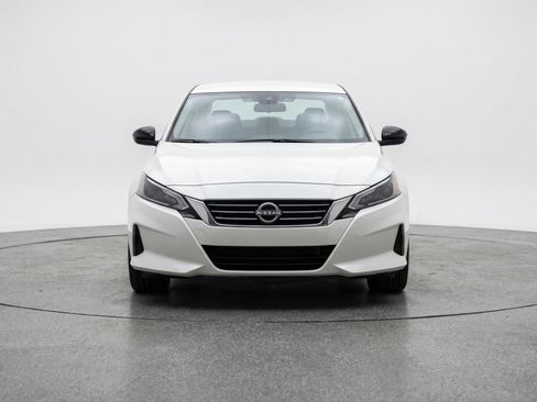 Used 2025 Nissan Altima 2.5 SV FWD image 2