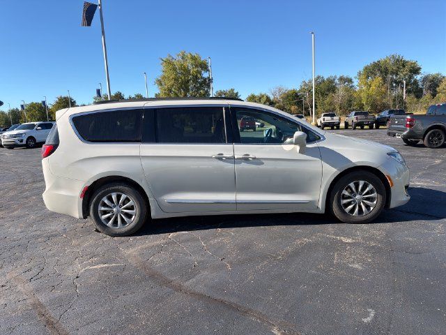Used 2017 Chrysler Pacifica Touring-L FWD image 7