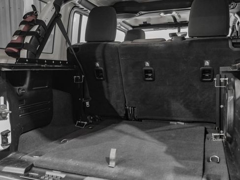 Used 2018 Jeep Wrangler Unlimited Sahara image 55