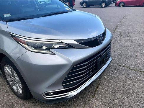 Used 2024 Toyota Sienna Platinum AWD/4WD image 5