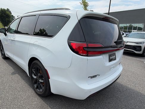 Used 2025 Chrysler Pacifica Limited FWD image 10