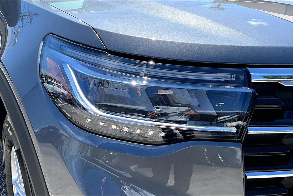 Used 2025 Ford Explorer Active RWD image 39