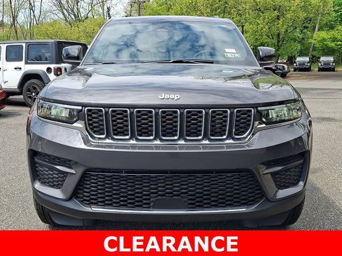 Used 2025 Jeep Grand Cherokee Laredo X w/ Luxury Tech Group I AWD/4WD image 2