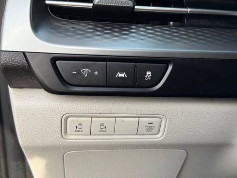 Used 2022 Kia Carnival LX image 21