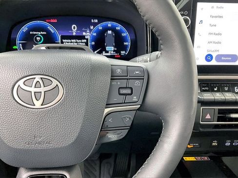 Used 2025 Toyota Camry XLE image 24