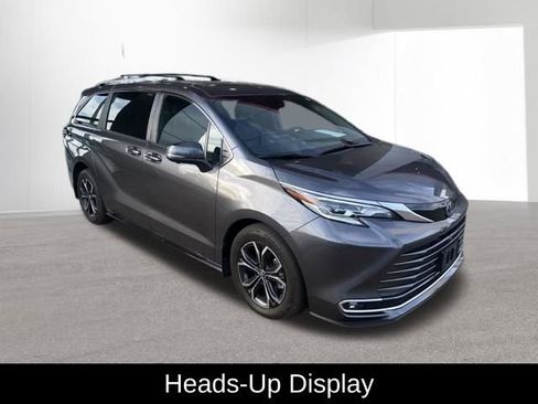 Used 2025 Toyota Sienna Platinum AWD/4WD image 8