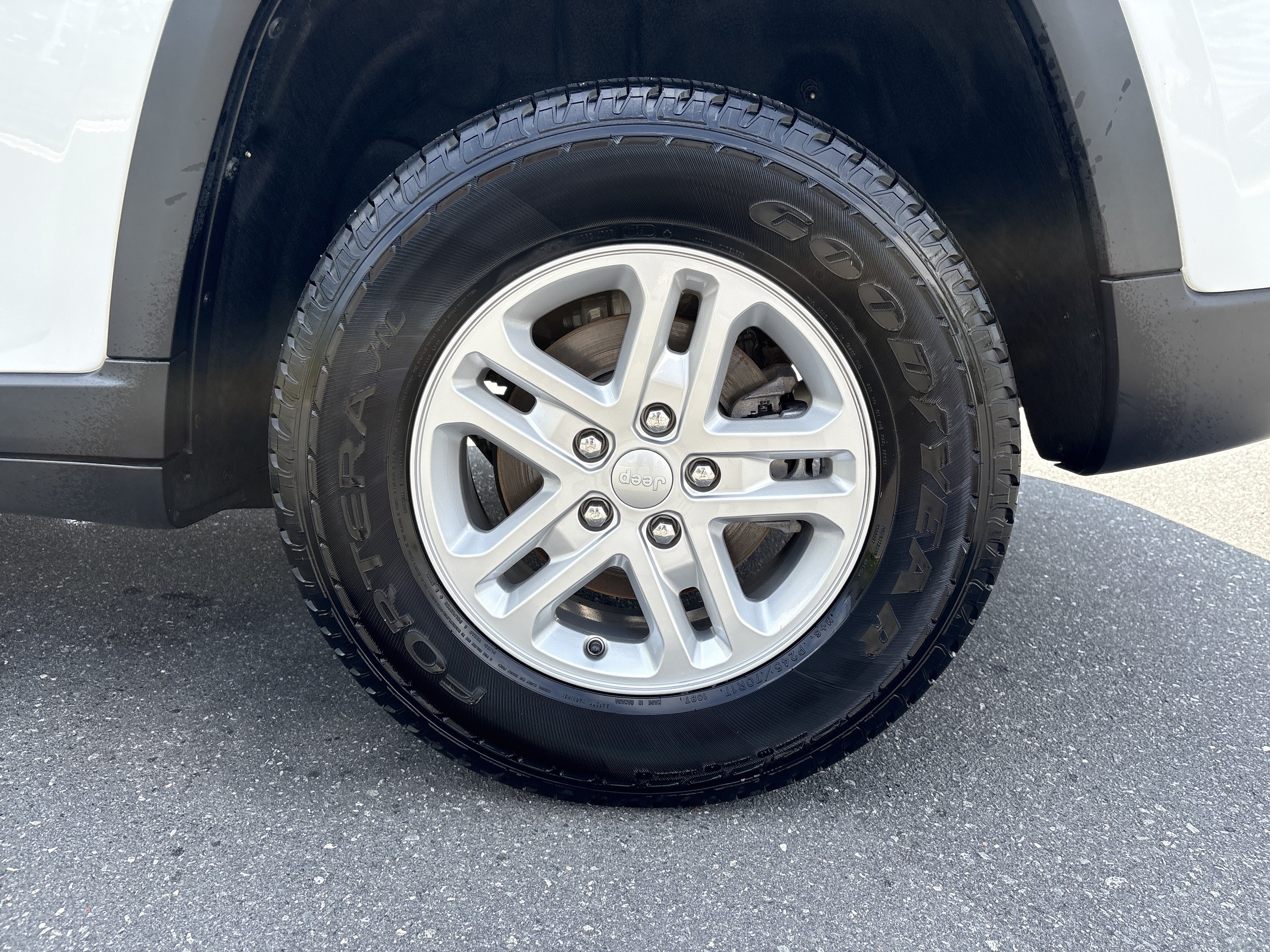 Used 2023 Jeep Grand Cherokee Laredo RWD image 14