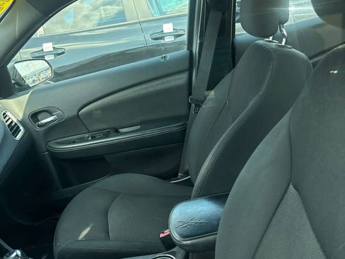 Used 2014 Dodge Avenger SE image 2