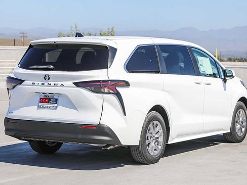 New 2026 Toyota Sienna LE image 5