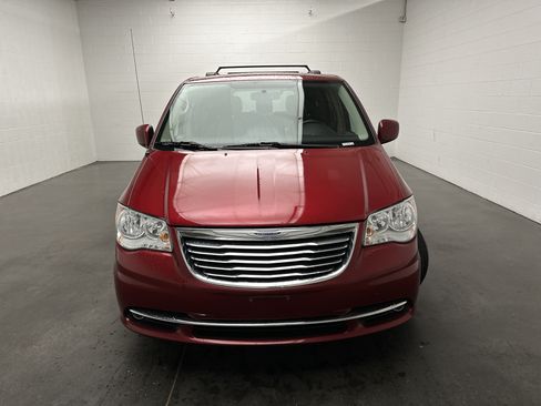 Used 2016 Chrysler Town & Country Touring FWD image 3