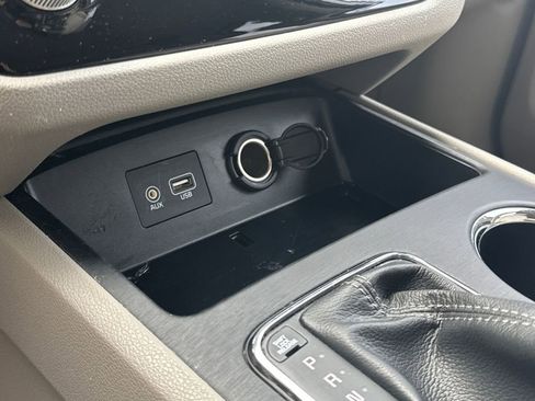 Used 2020 Kia Sedona LX image 31