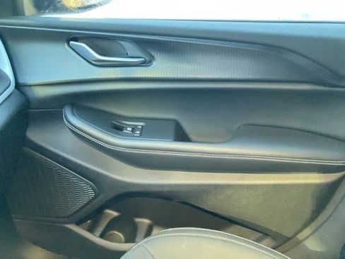 Used 2023 Jeep Grand Cherokee Laredo X image 19