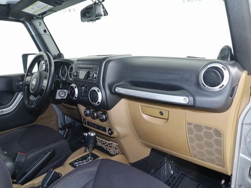Used 2013 Jeep Wrangler Unlimited Sahara image 35