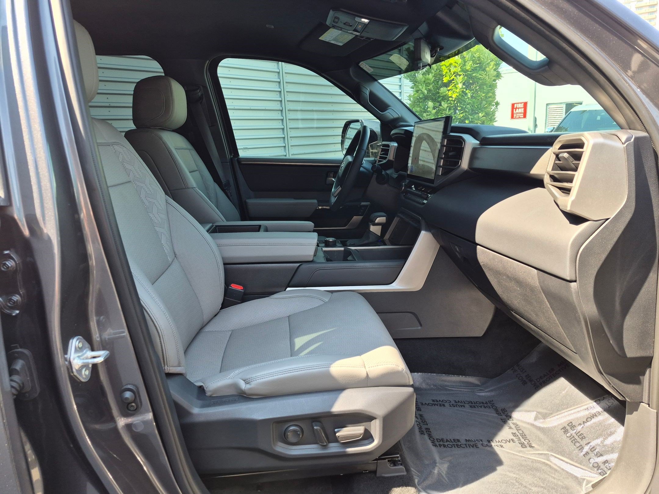 Used 2025 Toyota Tundra Limited AWD/4WD image 29