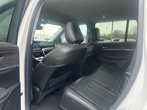 Used 2023 Jeep Grand Cherokee Limited w/ Black Appearance Package image 16