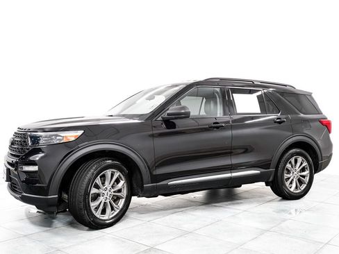 Used 2022 Ford Explorer XLT w/ Equipment Group 202A AWD/4WD image 4