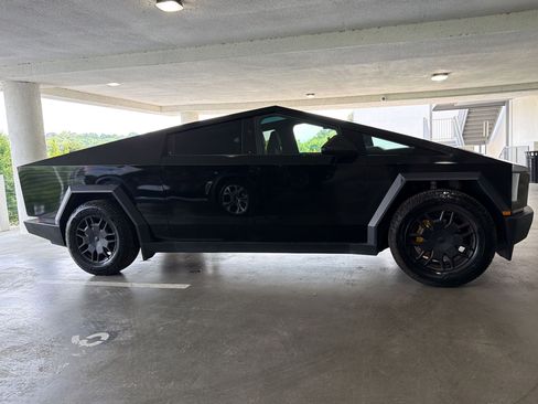 Used 2024 Tesla Cybertruck AWD Crew Cab image 9