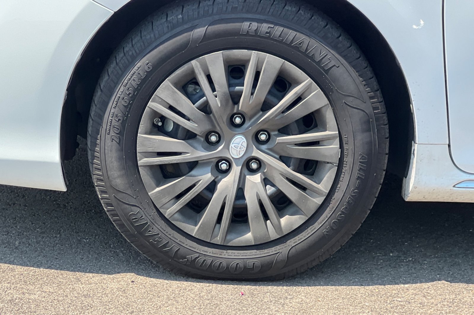 Used 2014 Toyota Camry LE FWD image 27