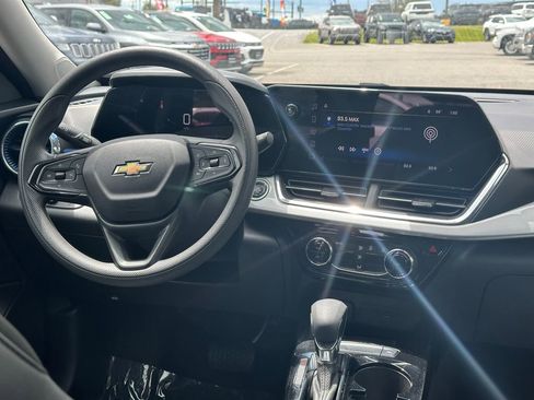 Certified 2025 Chevrolet Trax LT FWD image 13