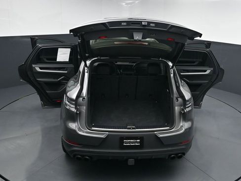 Used 2025 Porsche Cayenne AWD/4WD image 32