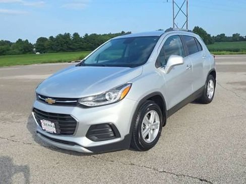 Used 2020 Chevrolet Trax LT w/ LT Convenience Package FWD image 3
