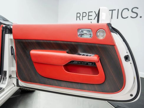 Used 2017 Rolls-Royce Dawn image 35