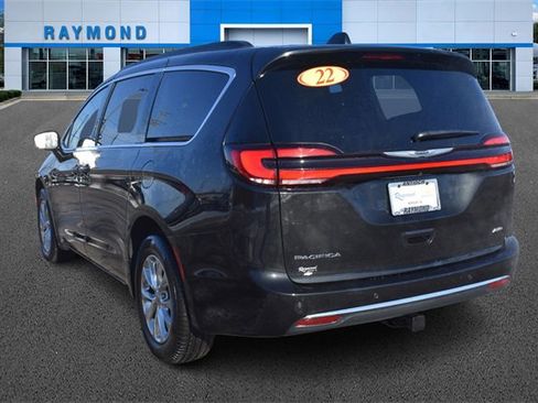 Used 2022 Chrysler Pacifica Touring-L image 5