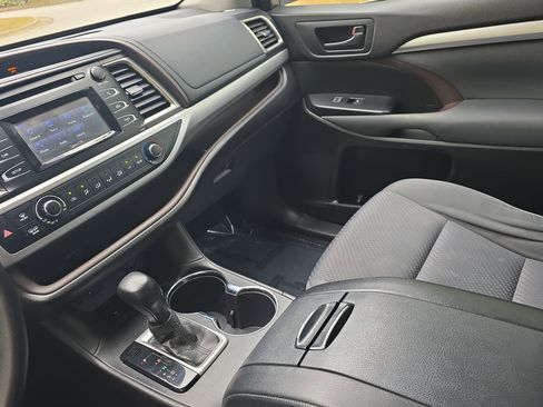 Used 2016 Toyota Highlander LE FWD image 23