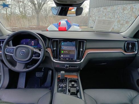 Used 2025 Volvo V60 B5 Cross Country Plus image 12