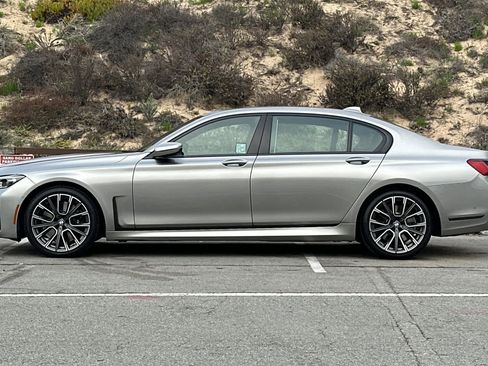 Used 2022 BMW 740i w/ M Sport Package image 9