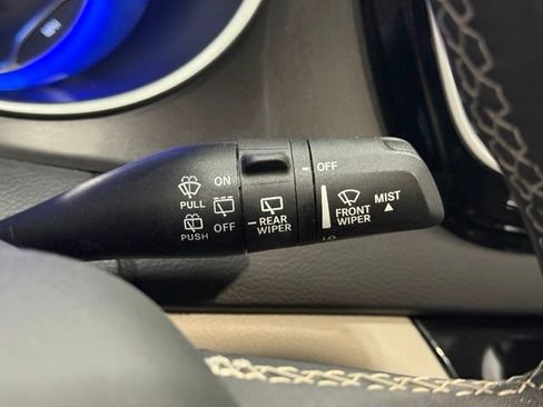 Used 2024 Chrysler Pacifica Touring-L FWD image 19