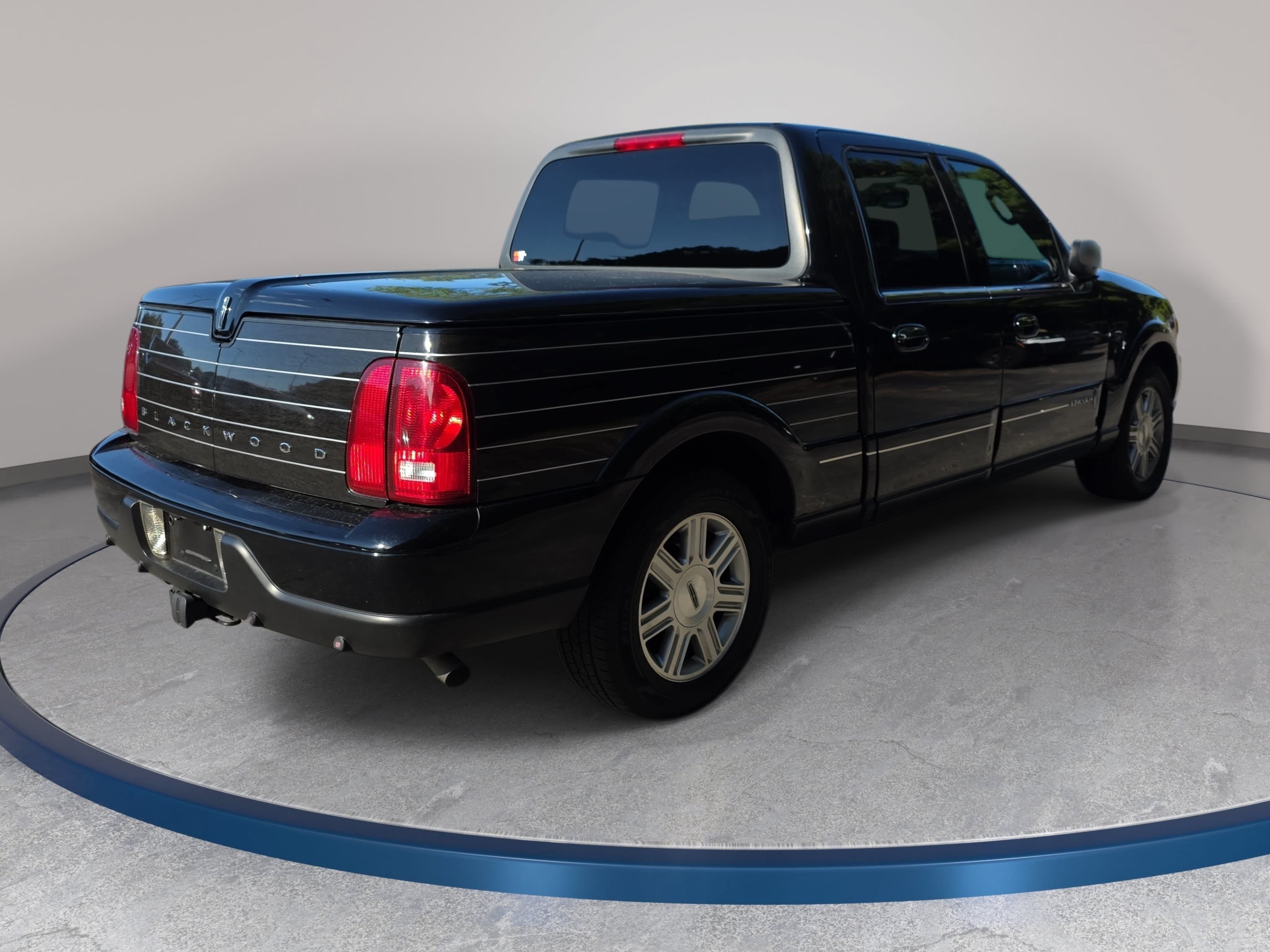 Used 2002 Lincoln Blackwood RWD image 2