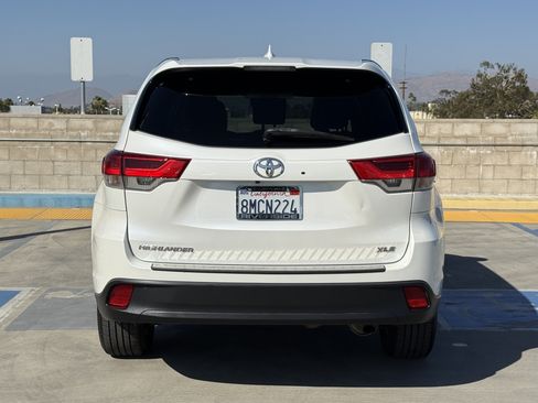 Used 2019 Toyota Highlander XLE w/ Carpet Mat Package (TMS) FWD image 11