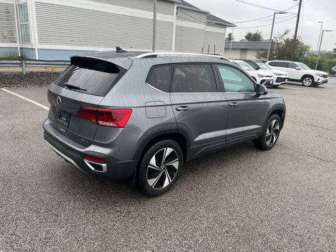 Used 2024 Volkswagen Taos SE w/ Panoramic Sunroof Package AWD/4WD image 4