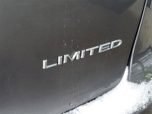 Used 2023 Chrysler Pacifica Limited image 38