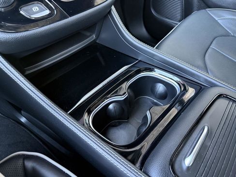 Used 2023 Chrysler Pacifica Limited w/ S Appearance Package image 22