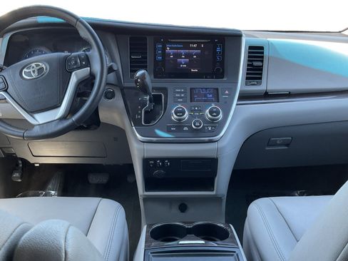 Used 2017 Toyota Sienna XLE w/ XLE Navigation Package FWD image 10