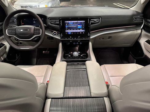 Used 2024 Jeep Wagoneer Series III w/ Premium Group I image 17