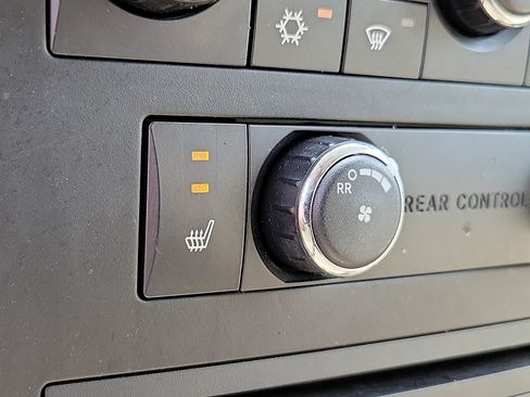Used 2010 Volkswagen Routan SE FWD image 21