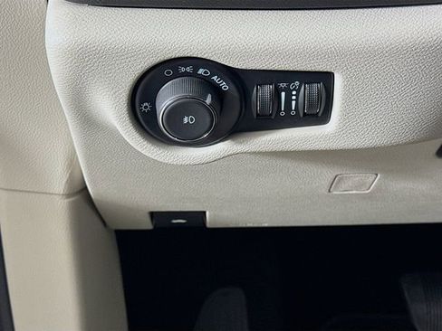 Used 2024 Chrysler Pacifica Touring-L FWD image 14